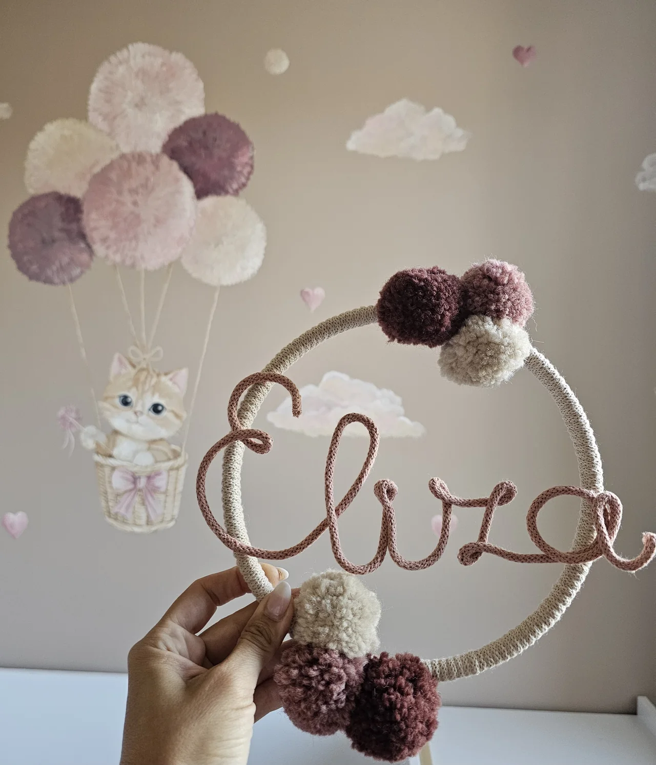 Falra festett hőlégballon cicával, valódi pomponokkal