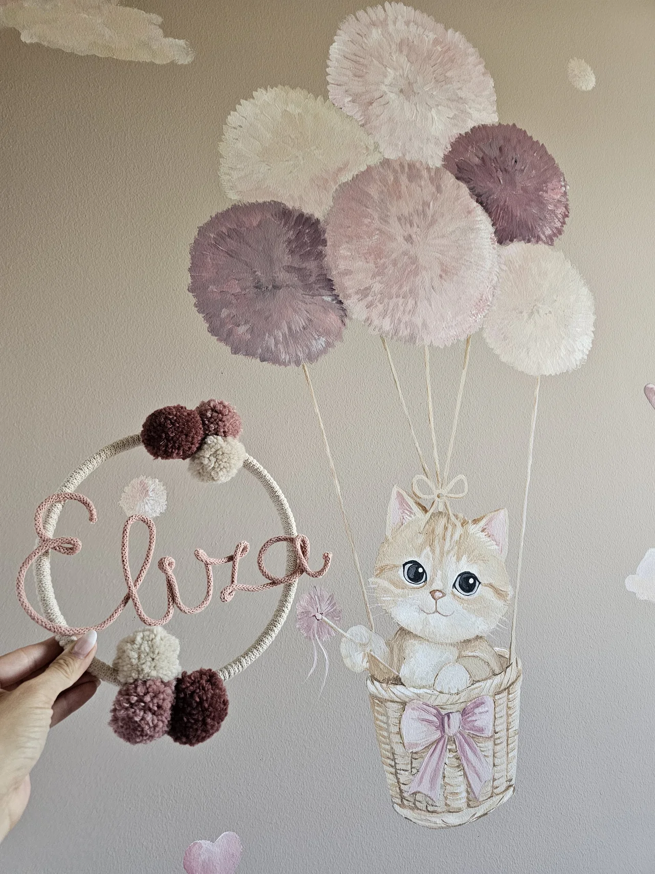 Falra festett hőlégballon cicával, valódi pomponokkal