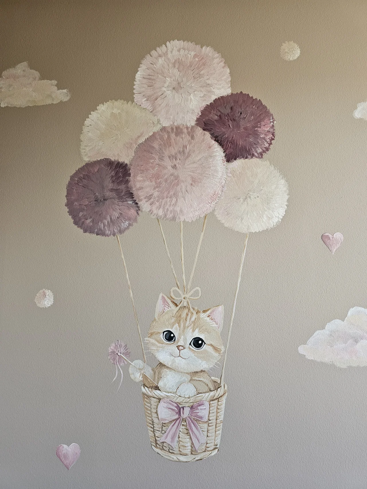 A falra festett hőlégballon a cicával, valódi pomponokkal
