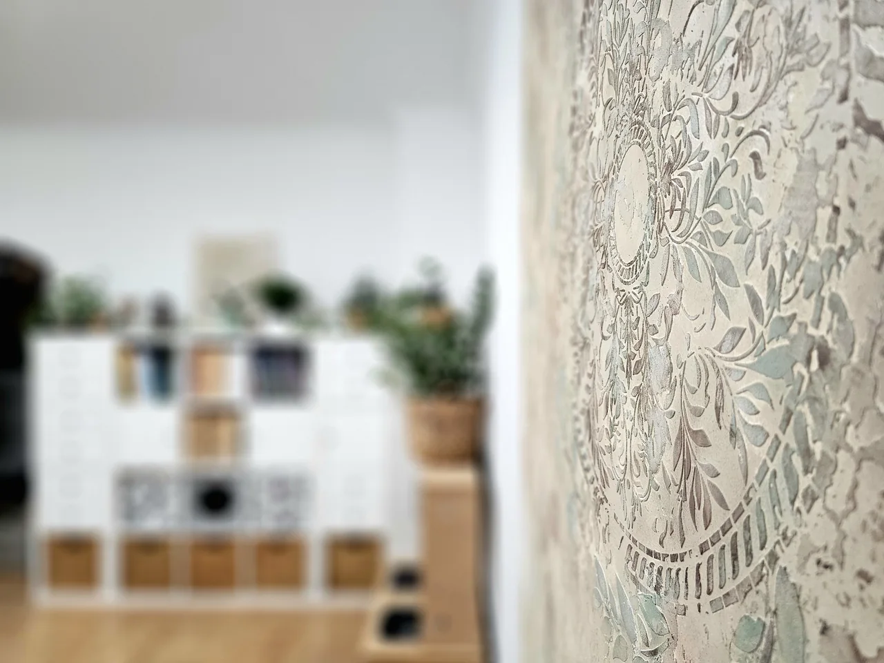 Mandala és növényi mintás strukturált dekorfal a nappaliban