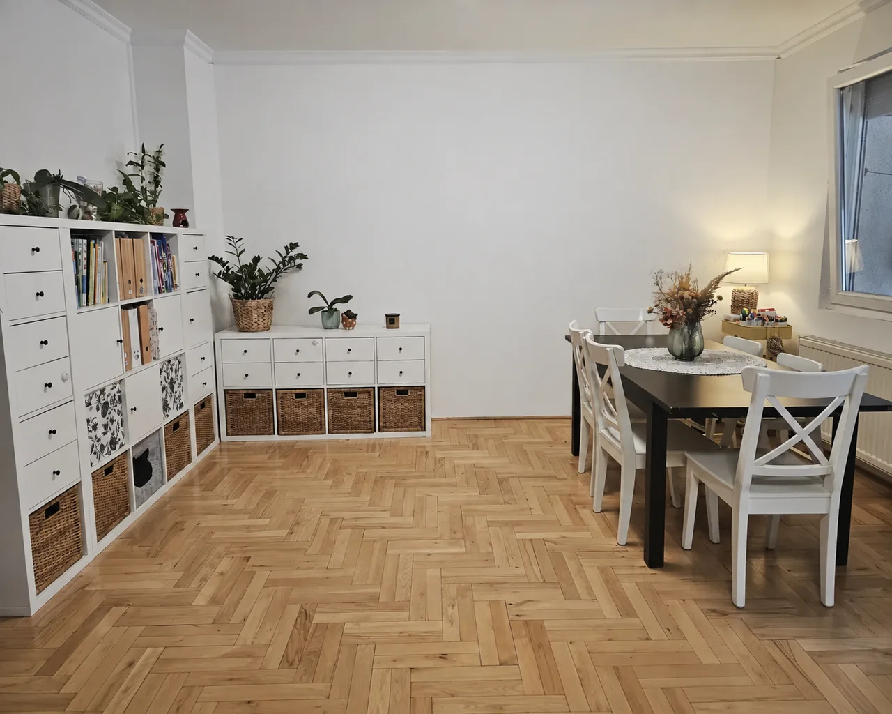 A nappali fala a dekorfal elkészülte előtt
